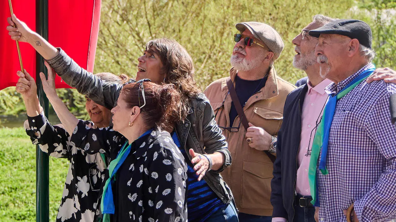 Descubrimiento de una placa de homenaje y reconocimiento al pueblo gitano y celebraci&oacute;n de la Ceremonia del r&iacute;o junto a las pasarelas del Arga en el D&iacute;a Internacional del Pueblo Gitano. I&Ntilde;IGO ALZUGARAY