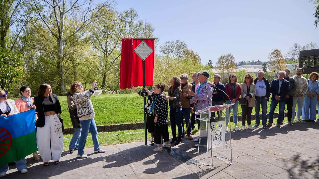 Descubrimiento de una placa de homenaje y reconocimiento al pueblo gitano y celebraci&oacute;n de la Ceremonia del r&iacute;o junto a las pasarelas del Arga en el D&iacute;a Internacional del Pueblo Gitano. I&Ntilde;IGO ALZUGARAY