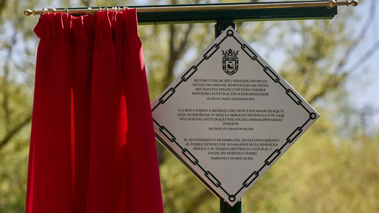 Descubrimiento de una placa de homenaje y reconocimiento al pueblo gitano y celebraci&oacute;n de la Ceremonia del r&iacute;o junto a las pasarelas del Arga en el D&iacute;a Internacional del Pueblo Gitano. I&Ntilde;IGO ALZUGARAY