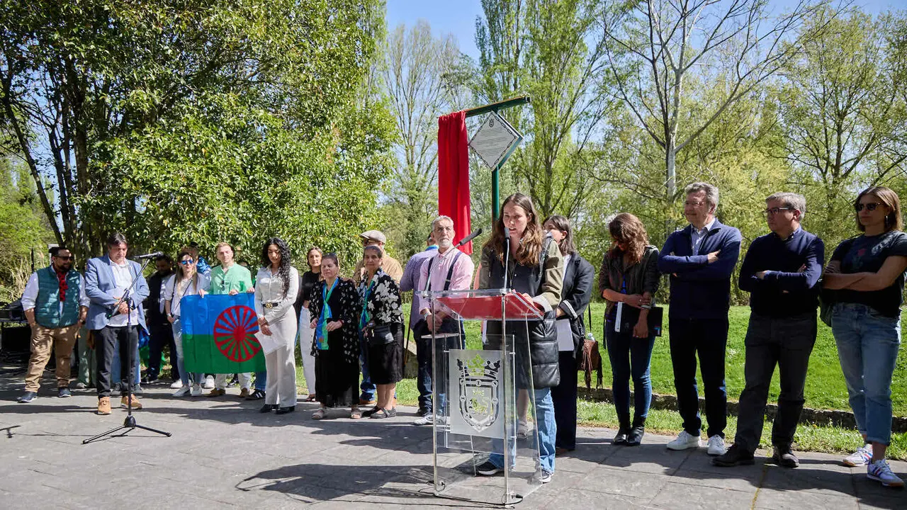 Descubrimiento de una placa de homenaje y reconocimiento al pueblo gitano y celebraci&oacute;n de la Ceremonia del r&iacute;o junto a las pasarelas del Arga en el D&iacute;a Internacional del Pueblo Gitano. I&Ntilde;IGO ALZUGARAY