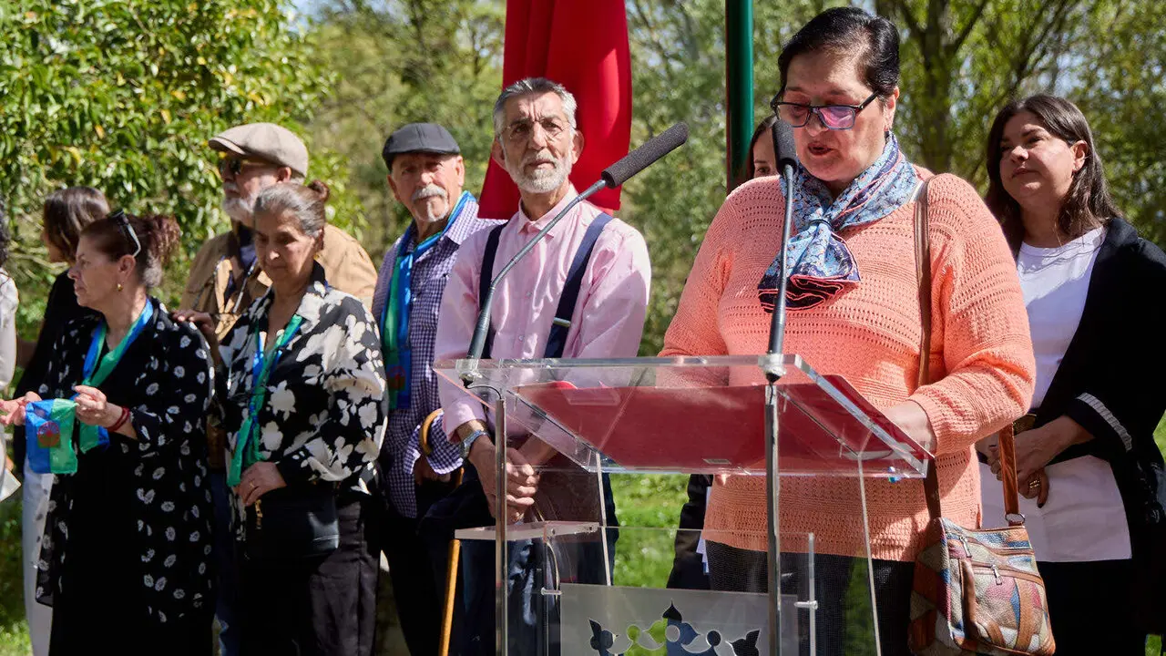 Descubrimiento de una placa de homenaje y reconocimiento al pueblo gitano y celebraci&oacute;n de la Ceremonia del r&iacute;o junto a las pasarelas del Arga en el D&iacute;a Internacional del Pueblo Gitano. I&Ntilde;IGO ALZUGARAY
