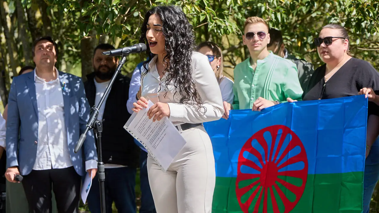 Descubrimiento de una placa de homenaje y reconocimiento al pueblo gitano y celebraci&oacute;n de la Ceremonia del r&iacute;o junto a las pasarelas del Arga en el D&iacute;a Internacional del Pueblo Gitano. I&Ntilde;IGO ALZUGARAY