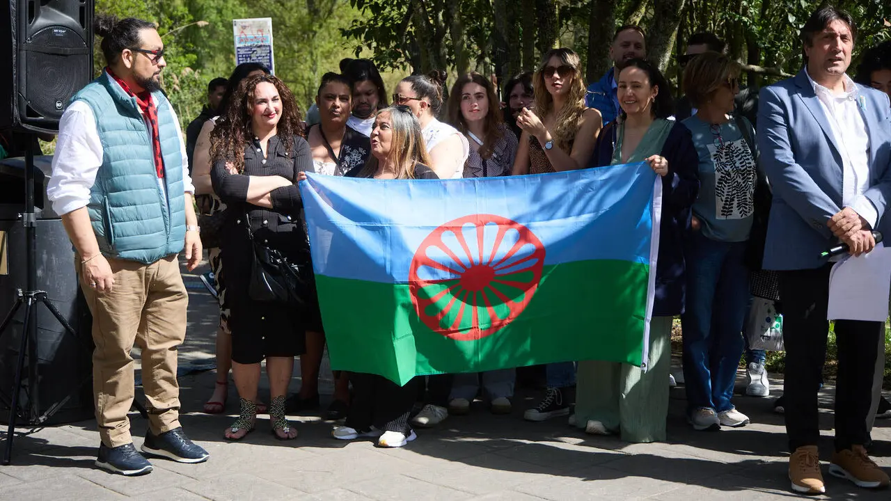 Descubrimiento de una placa de homenaje y reconocimiento al pueblo gitano y celebraci&oacute;n de la Ceremonia del r&iacute;o junto a las pasarelas del Arga en el D&iacute;a Internacional del Pueblo Gitano. I&Ntilde;IGO ALZUGARAY