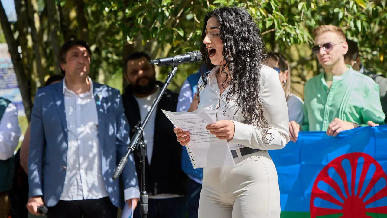 Descubrimiento de una placa de homenaje y reconocimiento al pueblo gitano y celebraci&oacute;n de la Ceremonia del r&iacute;o junto a las pasarelas del Arga en el D&iacute;a Internacional del Pueblo Gitano. I&Ntilde;IGO ALZUGARAY
