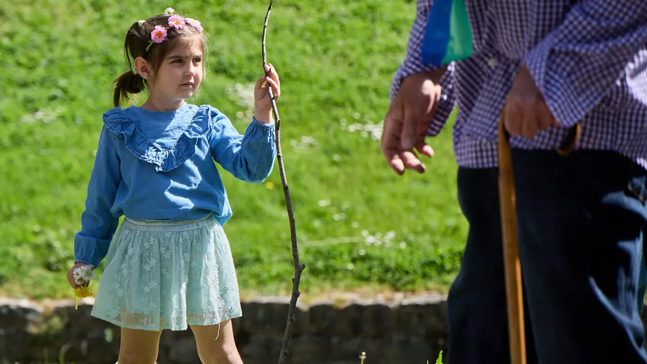 Descubrimiento de una placa de homenaje y reconocimiento al pueblo gitano y celebraci&oacute;n de la Ceremonia del r&iacute;o junto a las pasarelas del Arga en el D&iacute;a Internacional del Pueblo Gitano. I&Ntilde;IGO ALZUGARAY