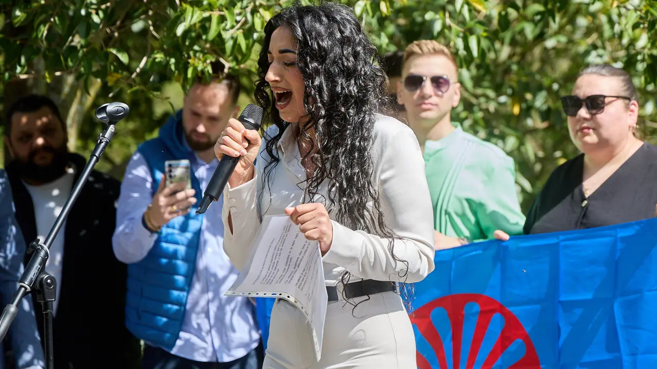 Descubrimiento de una placa de homenaje y reconocimiento al pueblo gitano y celebraci&oacute;n de la Ceremonia del r&iacute;o junto a las pasarelas del Arga en el D&iacute;a Internacional del Pueblo Gitano. I&Ntilde;IGO ALZUGARAY