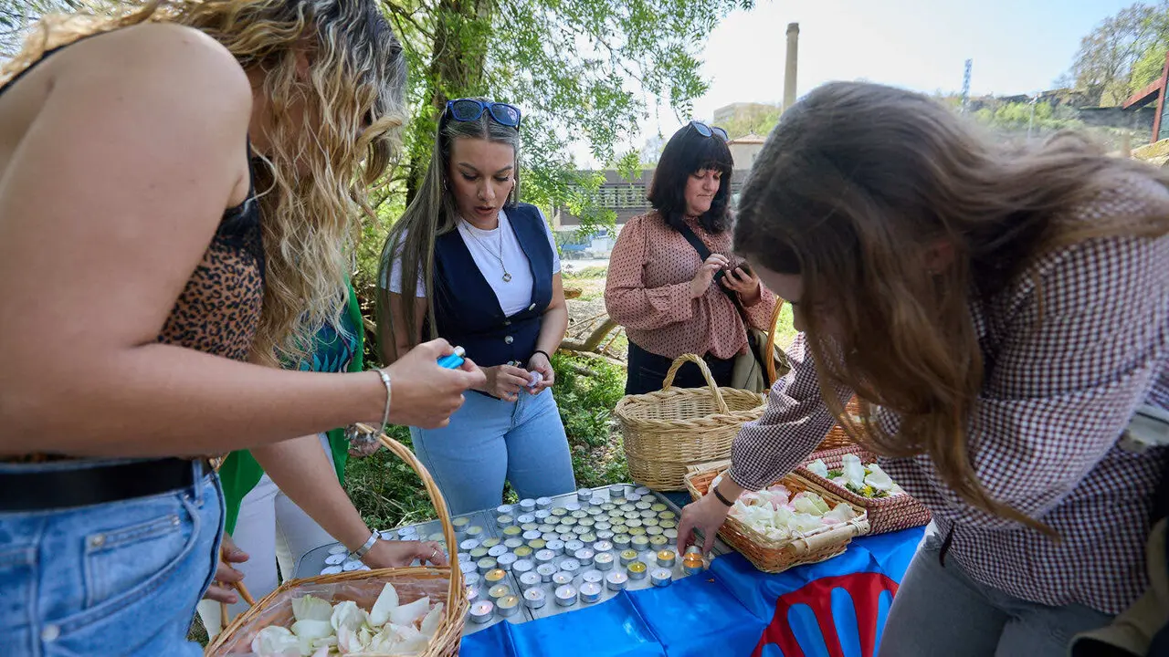Descubrimiento de una placa de homenaje y reconocimiento al pueblo gitano y celebraci&oacute;n de la Ceremonia del r&iacute;o junto a las pasarelas del Arga en el D&iacute;a Internacional del Pueblo Gitano. I&Ntilde;IGO ALZUGARAY