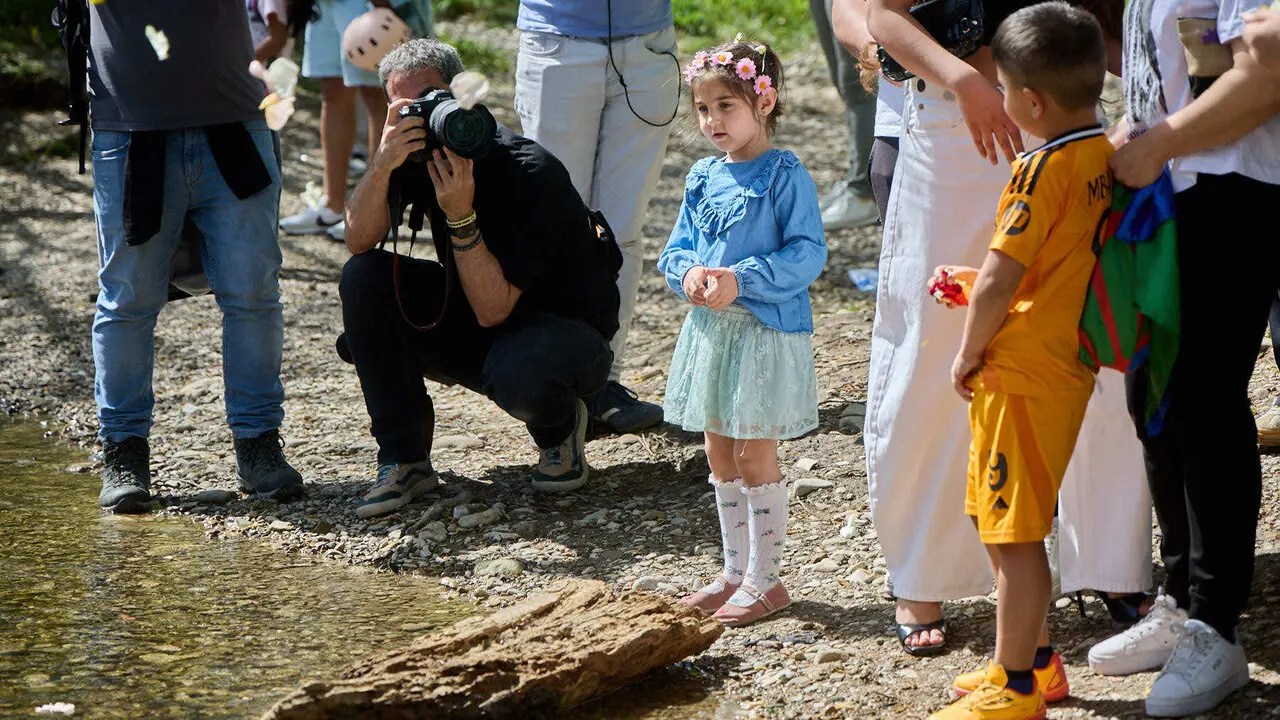 Descubrimiento de una placa de homenaje y reconocimiento al pueblo gitano y celebraci&oacute;n de la Ceremonia del r&iacute;o junto a las pasarelas del Arga en el D&iacute;a Internacional del Pueblo Gitano. I&Ntilde;IGO ALZUGARAY
