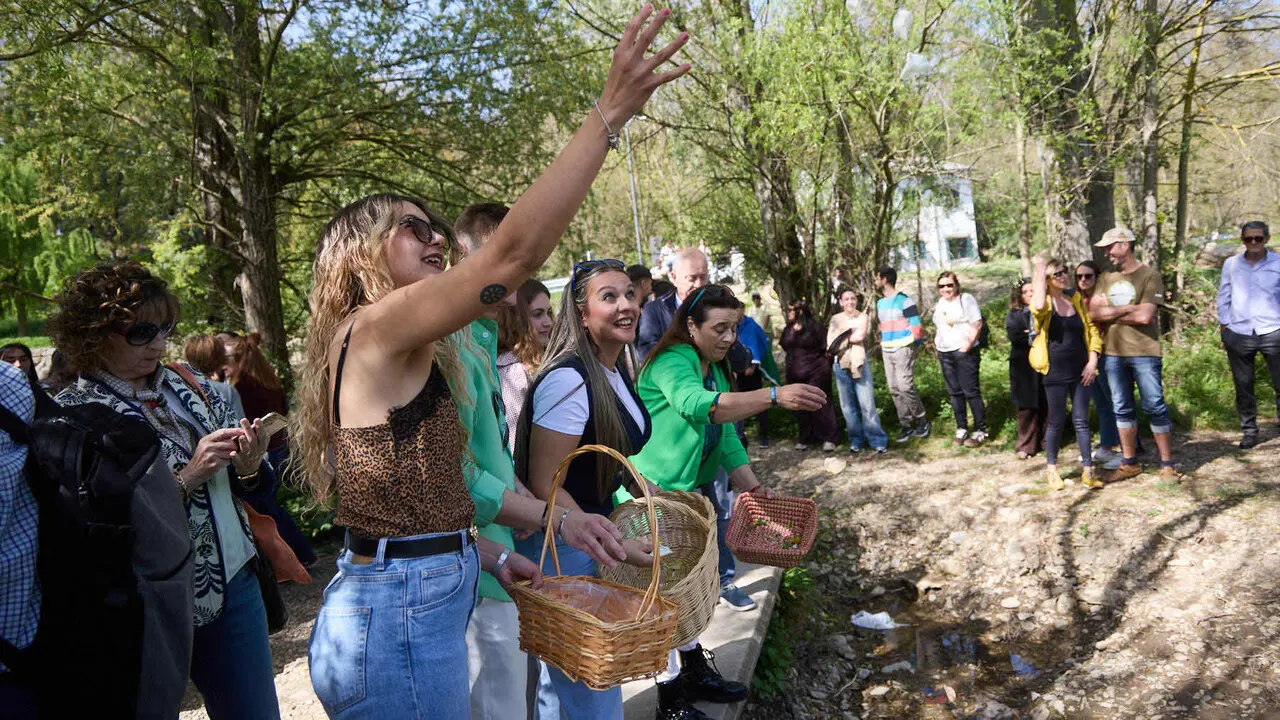 Descubrimiento de una placa de homenaje y reconocimiento al pueblo gitano y celebraci&oacute;n de la Ceremonia del r&iacute;o junto a las pasarelas del Arga en el D&iacute;a Internacional del Pueblo Gitano. I&Ntilde;IGO ALZUGARAY