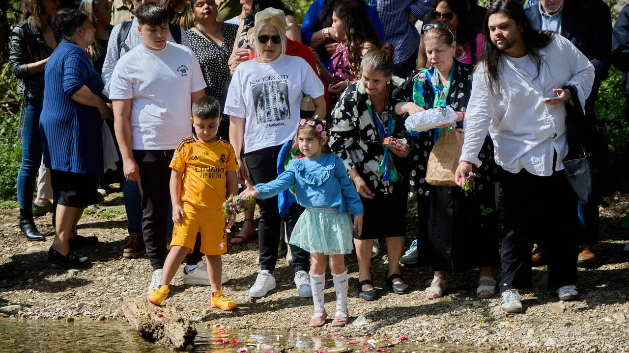 Descubrimiento de una placa de homenaje y reconocimiento al pueblo gitano y celebraci&oacute;n de la Ceremonia del r&iacute;o junto a las pasarelas del Arga en el D&iacute;a Internacional del Pueblo Gitano. I&Ntilde;IGO ALZUGARAY