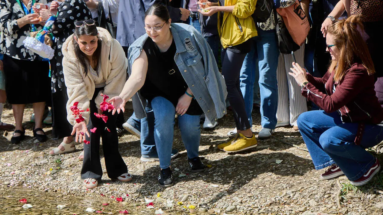 Descubrimiento de una placa de homenaje y reconocimiento al pueblo gitano y celebraci&oacute;n de la Ceremonia del r&iacute;o junto a las pasarelas del Arga en el D&iacute;a Internacional del Pueblo Gitano. I&Ntilde;IGO ALZUGARAY
