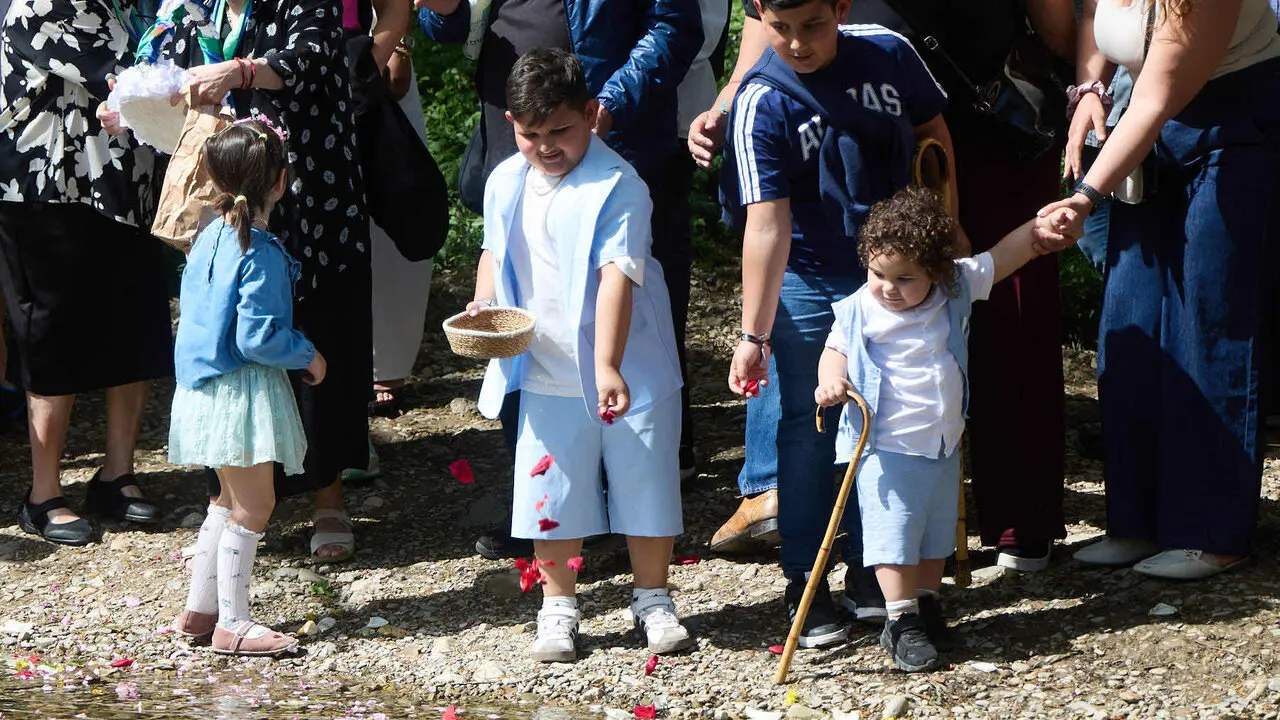 Descubrimiento de una placa de homenaje y reconocimiento al pueblo gitano y celebraci&oacute;n de la Ceremonia del r&iacute;o junto a las pasarelas del Arga en el D&iacute;a Internacional del Pueblo Gitano. I&Ntilde;IGO ALZUGARAY