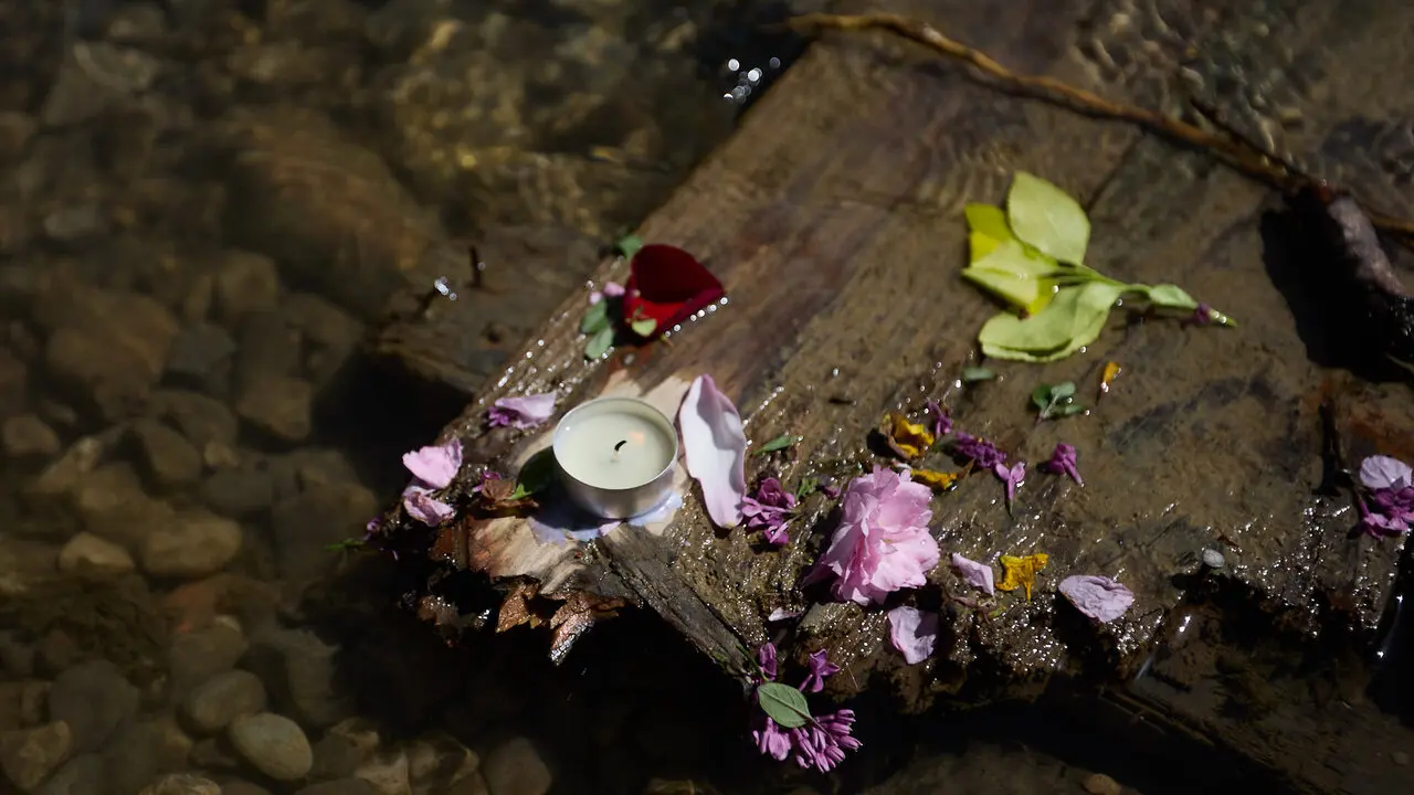 Descubrimiento de una placa de homenaje y reconocimiento al pueblo gitano y celebraci&oacute;n de la Ceremonia del r&iacute;o junto a las pasarelas del Arga en el D&iacute;a Internacional del Pueblo Gitano. I&Ntilde;IGO ALZUGARAY