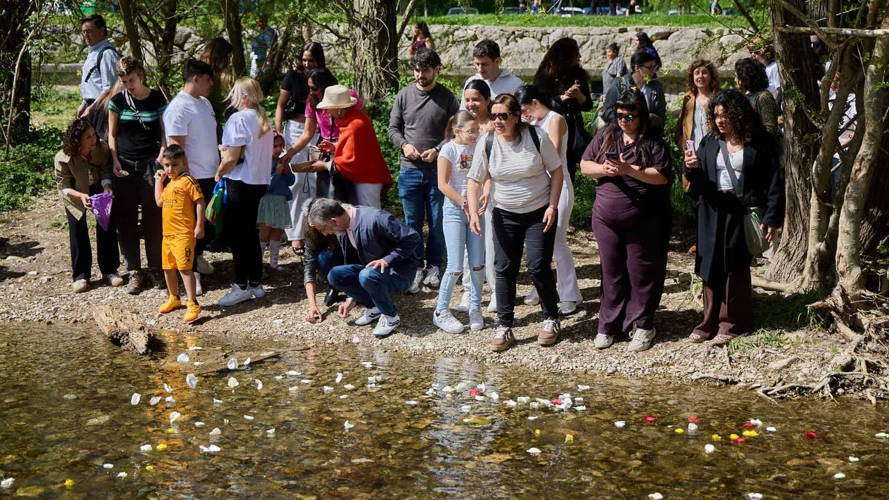 Descubrimiento de una placa de homenaje y reconocimiento al pueblo gitano y celebraci&oacute;n de la Ceremonia del r&iacute;o junto a las pasarelas del Arga en el D&iacute;a Internacional del Pueblo Gitano. I&Ntilde;IGO ALZUGARAY