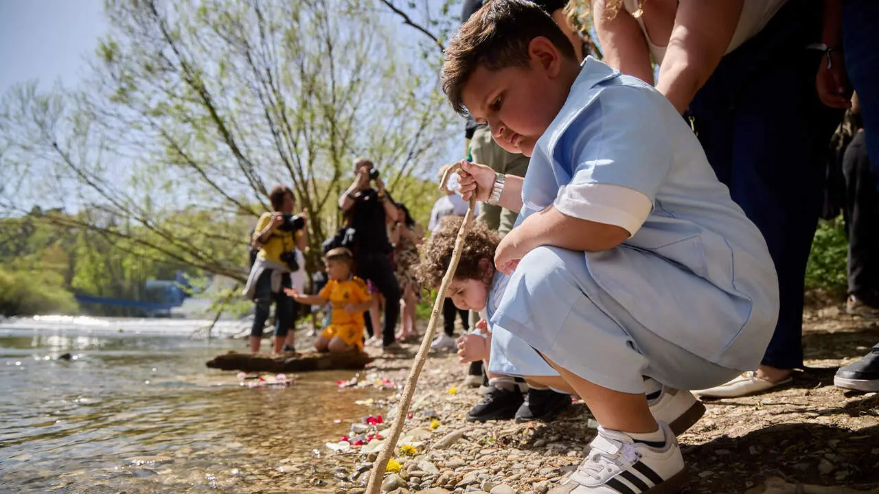 Descubrimiento de una placa de homenaje y reconocimiento al pueblo gitano y celebraci&oacute;n de la Ceremonia del r&iacute;o junto a las pasarelas del Arga en el D&iacute;a Internacional del Pueblo Gitano. I&Ntilde;IGO ALZUGARAY