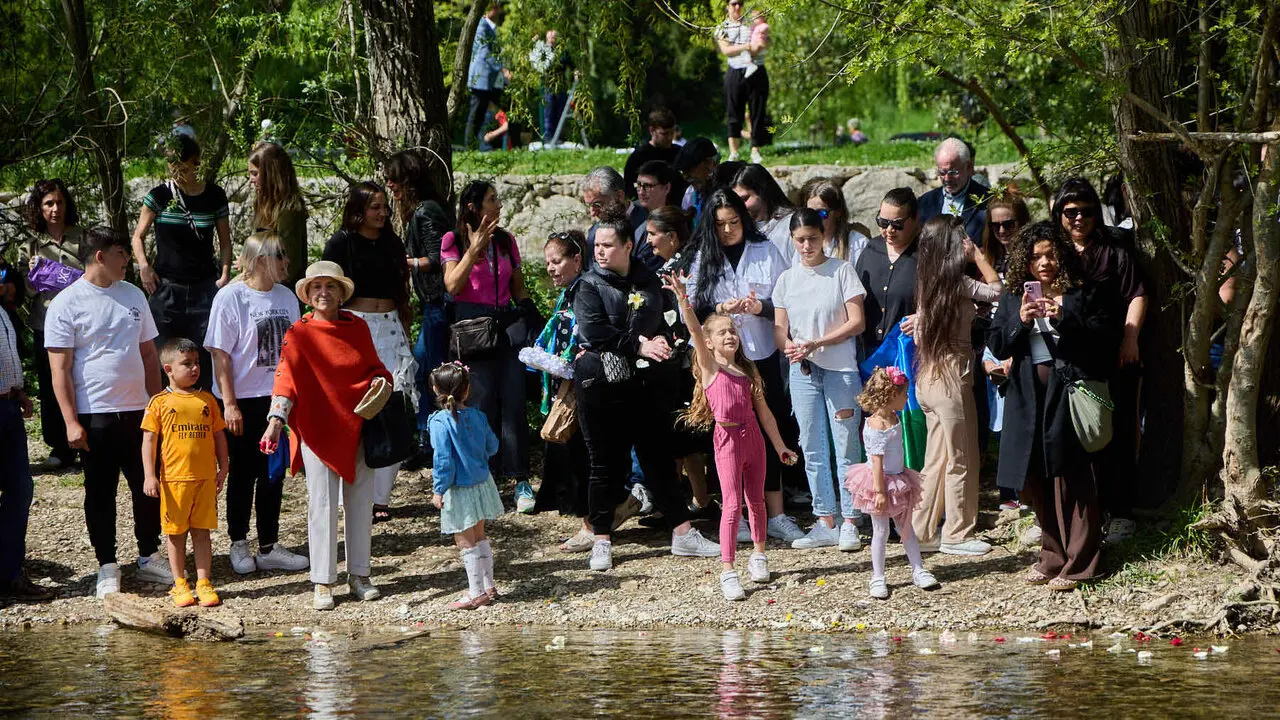 Descubrimiento de una placa de homenaje y reconocimiento al pueblo gitano y celebraci&oacute;n de la Ceremonia del r&iacute;o junto a las pasarelas del Arga en el D&iacute;a Internacional del Pueblo Gitano. I&Ntilde;IGO ALZUGARAY