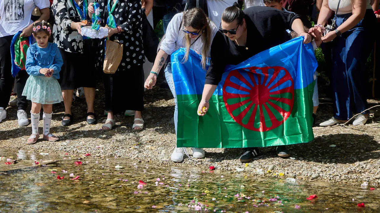 Descubrimiento de una placa de homenaje y reconocimiento al pueblo gitano y celebraci&oacute;n de la Ceremonia del r&iacute;o junto a las pasarelas del Arga en el D&iacute;a Internacional del Pueblo Gitano. I&Ntilde;IGO ALZUGARAY