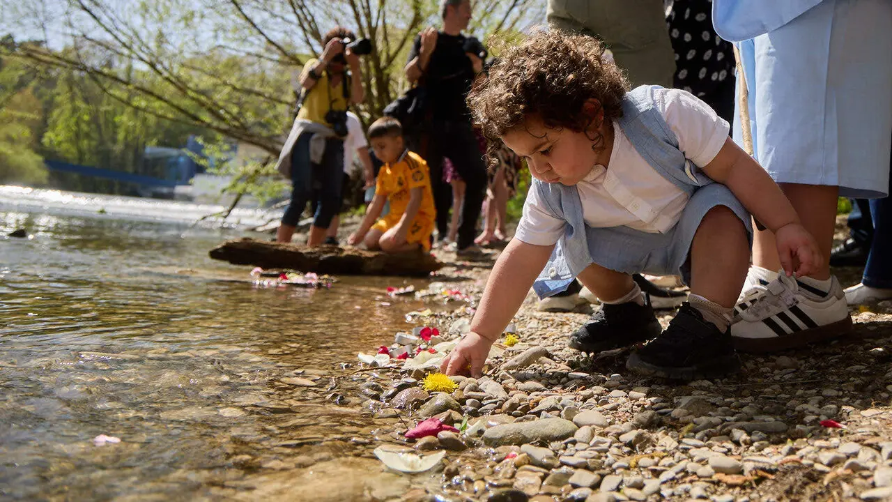 Descubrimiento de una placa de homenaje y reconocimiento al pueblo gitano y celebraci&oacute;n de la Ceremonia del r&iacute;o junto a las pasarelas del Arga en el D&iacute;a Internacional del Pueblo Gitano. I&Ntilde;IGO ALZUGARAY