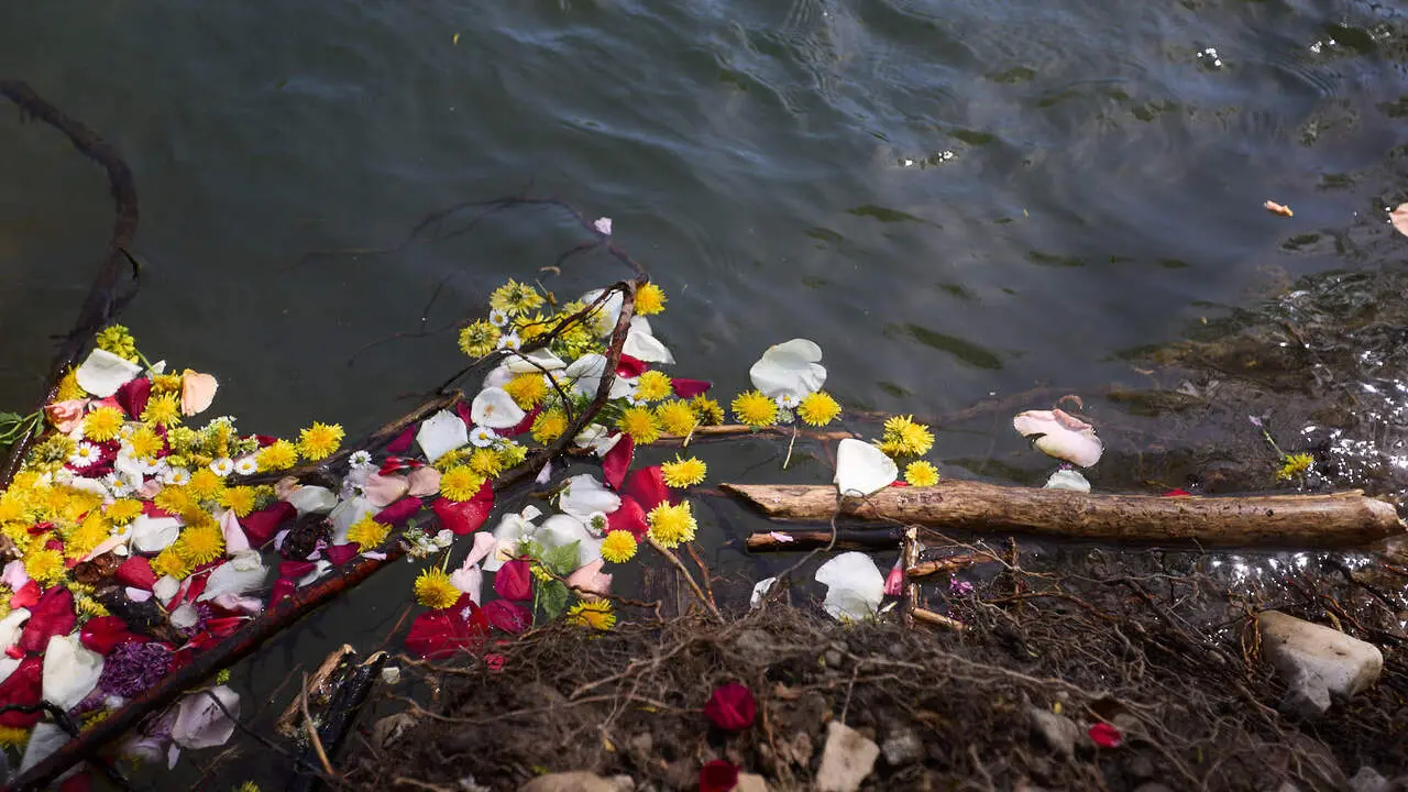 Descubrimiento de una placa de homenaje y reconocimiento al pueblo gitano y celebraci&oacute;n de la Ceremonia del r&iacute;o junto a las pasarelas del Arga en el D&iacute;a Internacional del Pueblo Gitano. I&Ntilde;IGO ALZUGARAY
