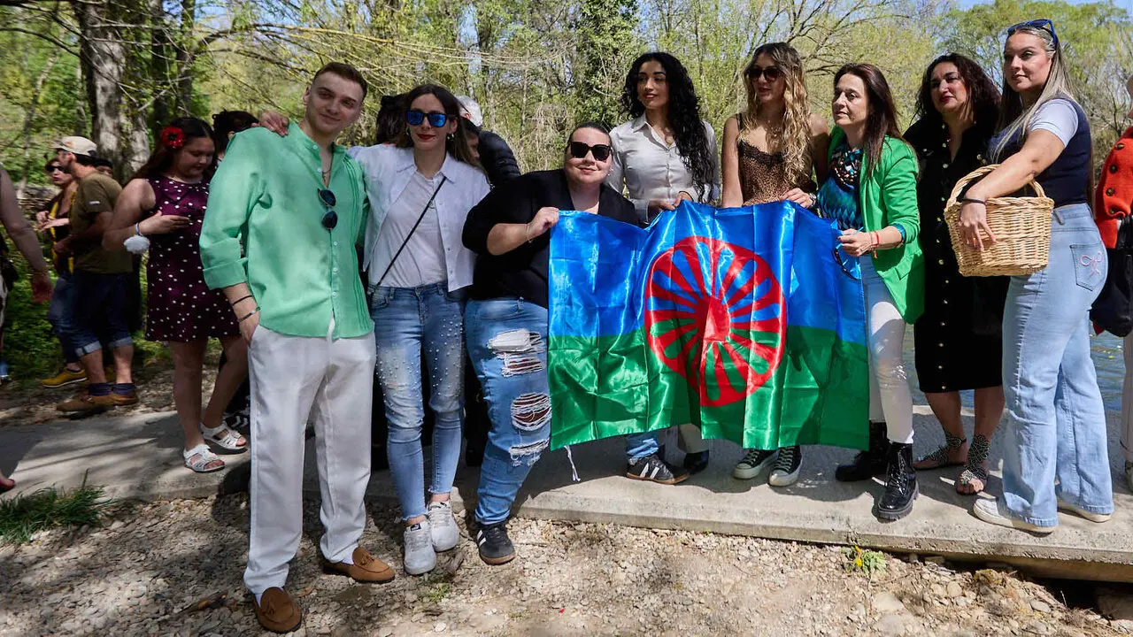 Descubrimiento de una placa de homenaje y reconocimiento al pueblo gitano y celebraci&oacute;n de la Ceremonia del r&iacute;o junto a las pasarelas del Arga en el D&iacute;a Internacional del Pueblo Gitano. I&Ntilde;IGO ALZUGARAY