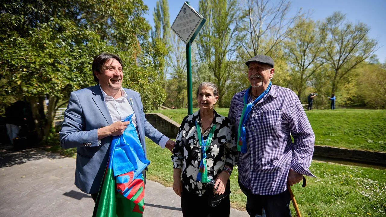 Descubrimiento de una placa de homenaje y reconocimiento al pueblo gitano y celebraci&oacute;n de la Ceremonia del r&iacute;o junto a las pasarelas del Arga en el D&iacute;a Internacional del Pueblo Gitano. I&Ntilde;IGO ALZUGARAY
