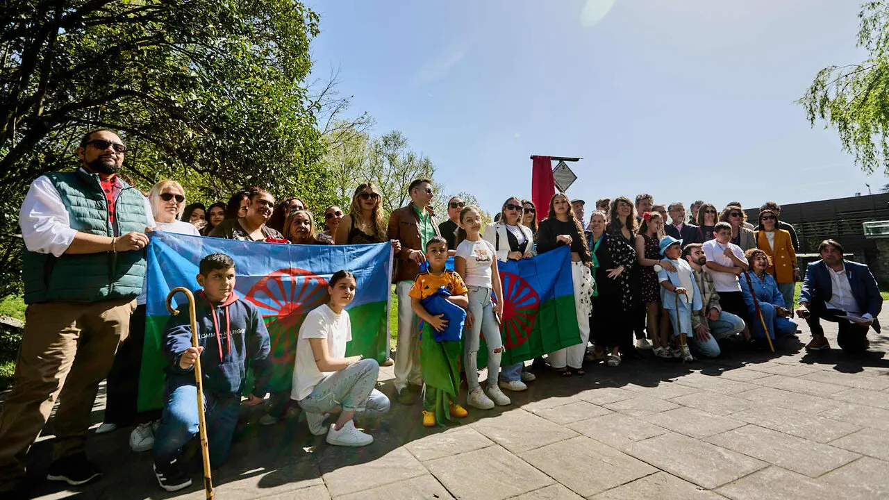 Descubrimiento de una placa de homenaje y reconocimiento al pueblo gitano y celebraci&oacute;n de la Ceremonia del r&iacute;o junto a las pasarelas del Arga en el D&iacute;a Internacional del Pueblo Gitano. I&Ntilde;IGO ALZUGARAY