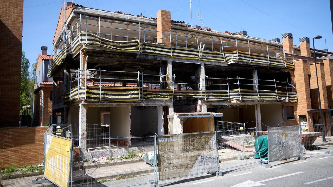 Edificio de viviendas en el Concejo de Zabalegui de No&aacute;in afectado por la explosi&oacute;n de gas ocurrida en enero de 2025. I&Ntilde;IGO ALZUGARAY