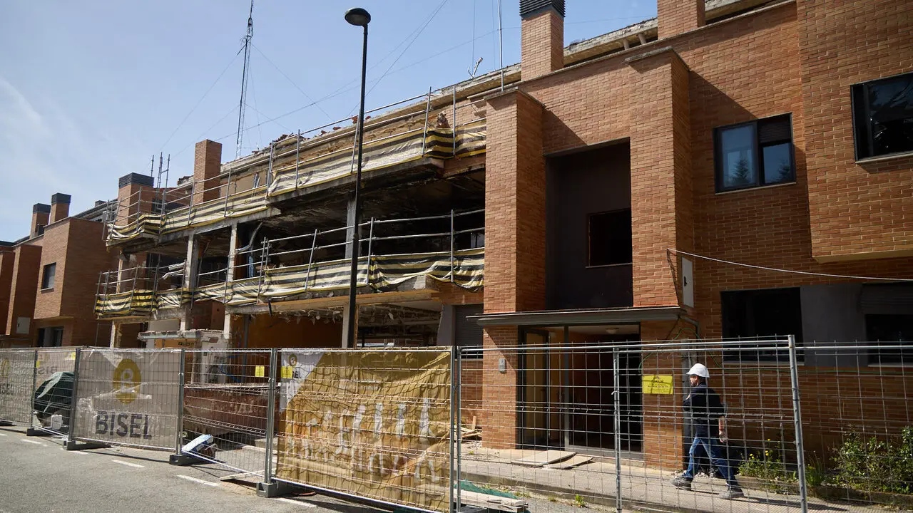 Edificio de viviendas en el Concejo de Zabalegui de No&aacute;in afectado por la explosi&oacute;n de gas ocurrida en enero de 2025. I&Ntilde;IGO ALZUGARAY