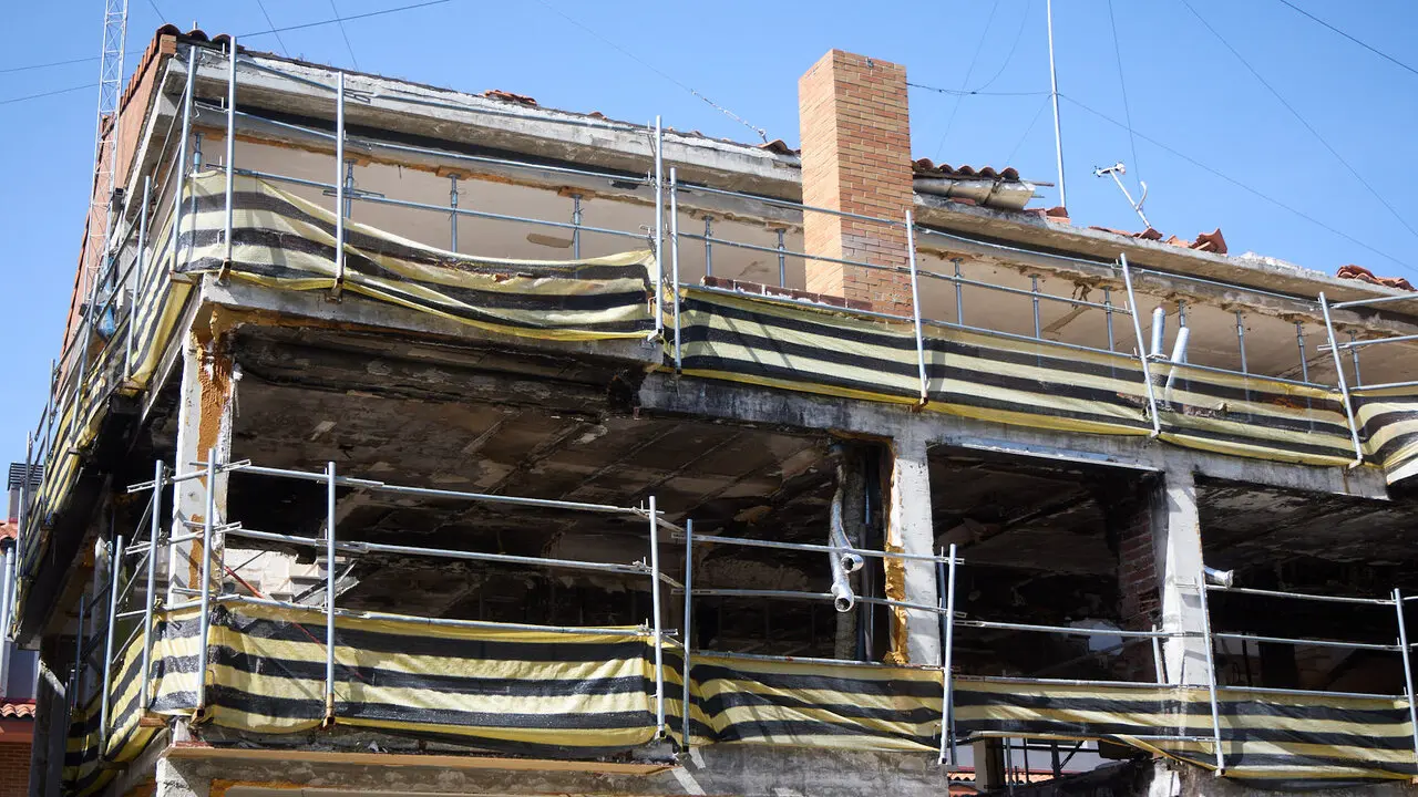 Edificio de viviendas en el Concejo de Zabalegui de No&aacute;in afectado por la explosi&oacute;n de gas ocurrida en enero de 2025. I&Ntilde;IGO ALZUGARAY