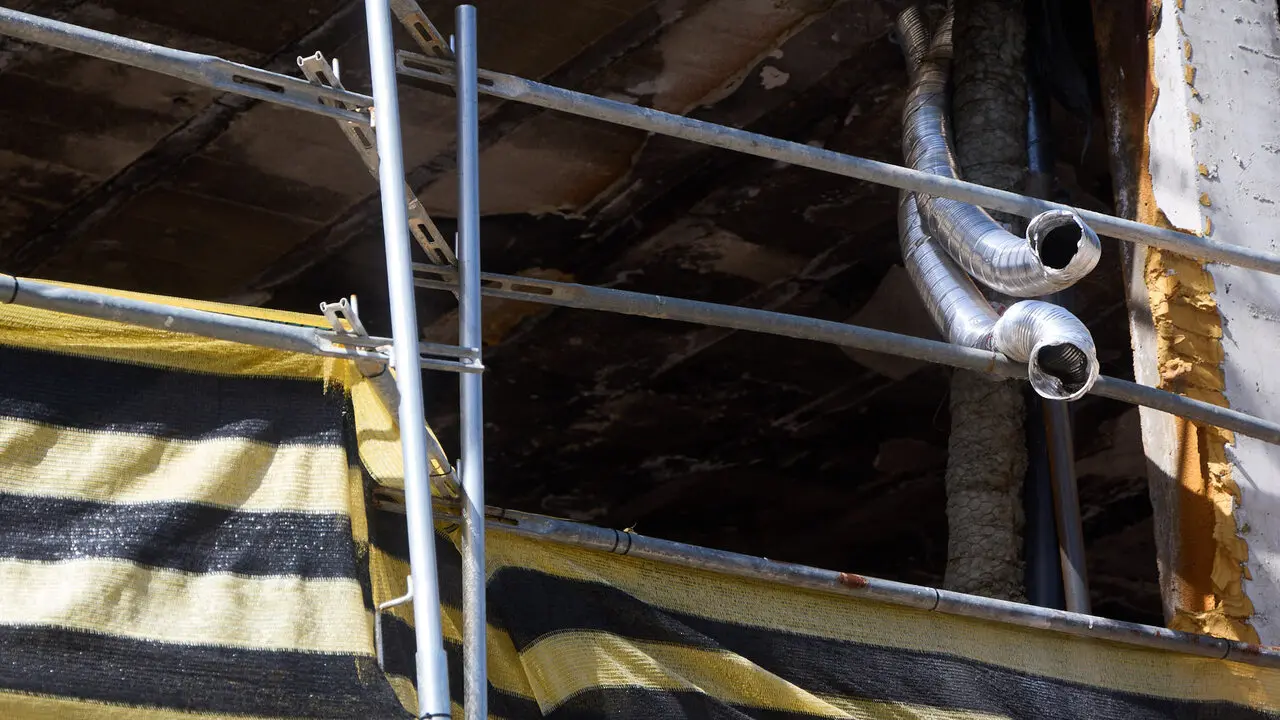 Edificio de viviendas en el Concejo de Zabalegui de No&aacute;in afectado por la explosi&oacute;n de gas ocurrida en enero de 2025. I&Ntilde;IGO ALZUGARAY