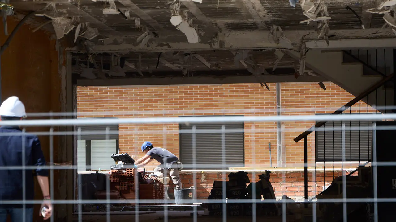 Edificio de viviendas en el Concejo de Zabalegui de No&aacute;in afectado por la explosi&oacute;n de gas ocurrida en enero de 2025. I&Ntilde;IGO ALZUGARAY