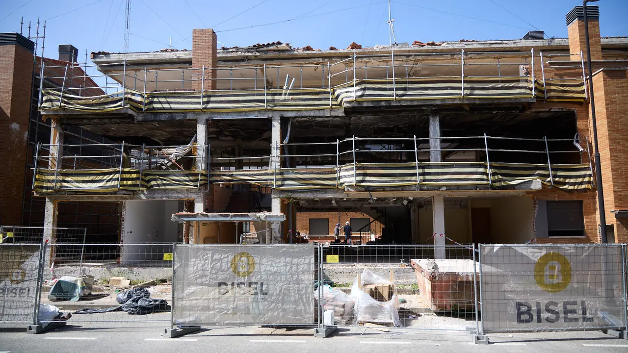 Edificio de viviendas en el Concejo de Zabalegui de No&aacute;in afectado por la explosi&oacute;n de gas ocurrida en enero de 2025. I&Ntilde;IGO ALZUGARAY