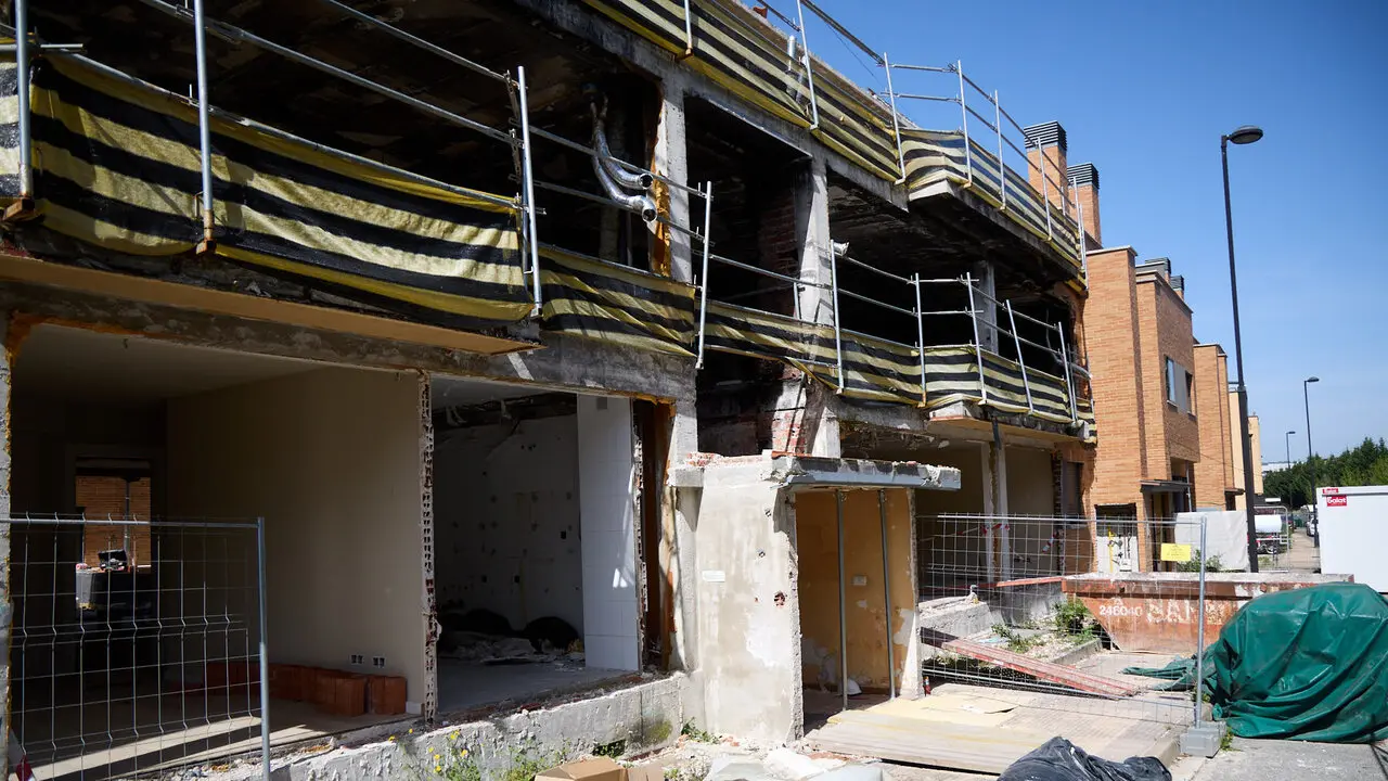 Edificio de viviendas en el Concejo de Zabalegui de No&aacute;in afectado por la explosi&oacute;n de gas ocurrida en enero de 2025. I&Ntilde;IGO ALZUGARAY