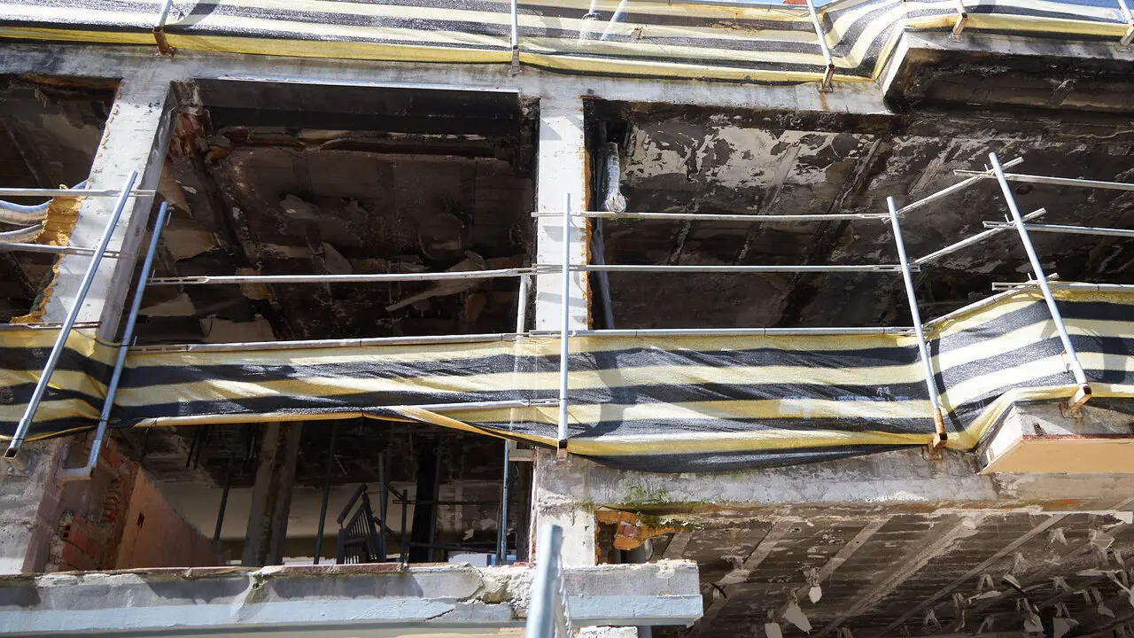 Edificio de viviendas en el Concejo de Zabalegui de No&aacute;in afectado por la explosi&oacute;n de gas ocurrida en enero de 2025. I&Ntilde;IGO ALZUGARAY