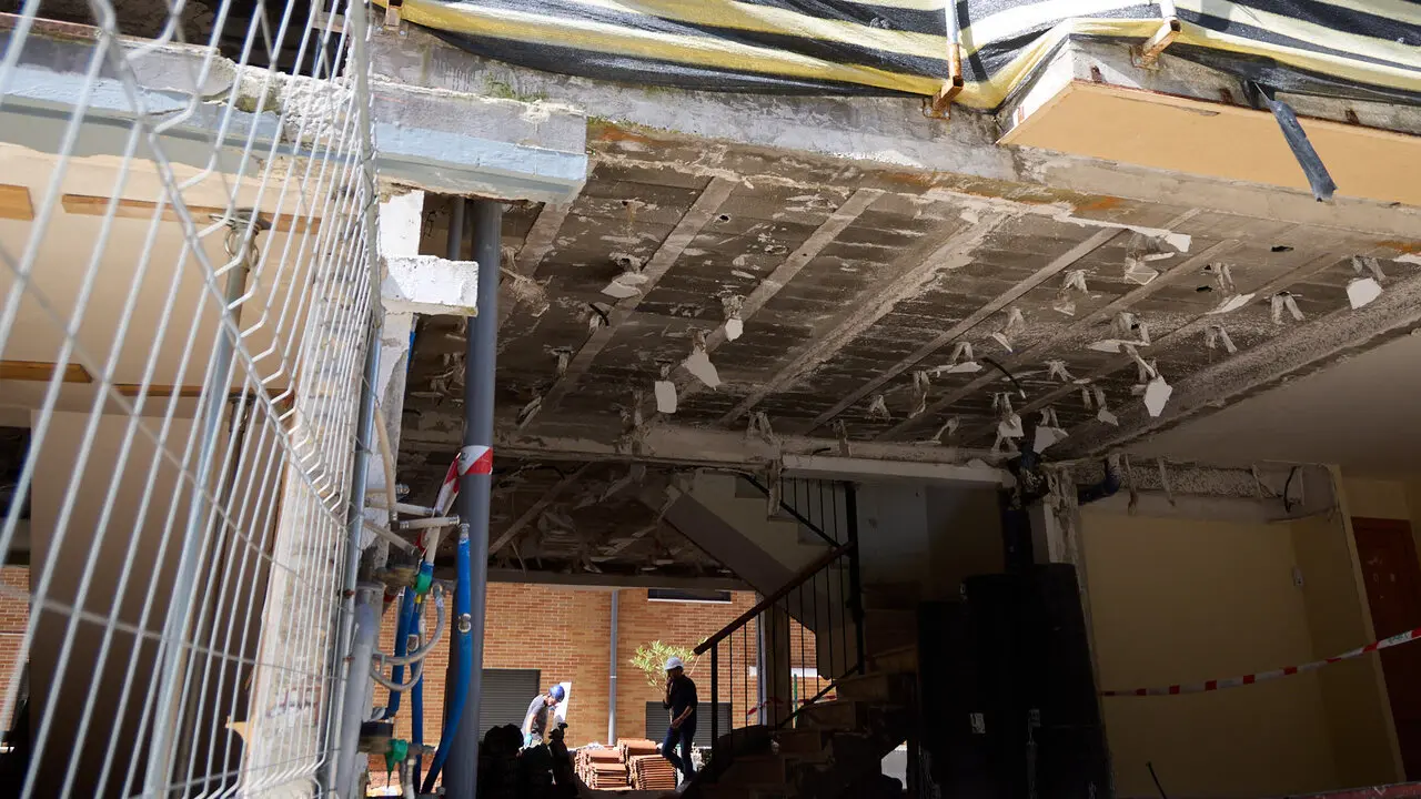 Edificio de viviendas en el Concejo de Zabalegui de No&aacute;in afectado por la explosi&oacute;n de gas ocurrida en enero de 2025. I&Ntilde;IGO ALZUGARAY