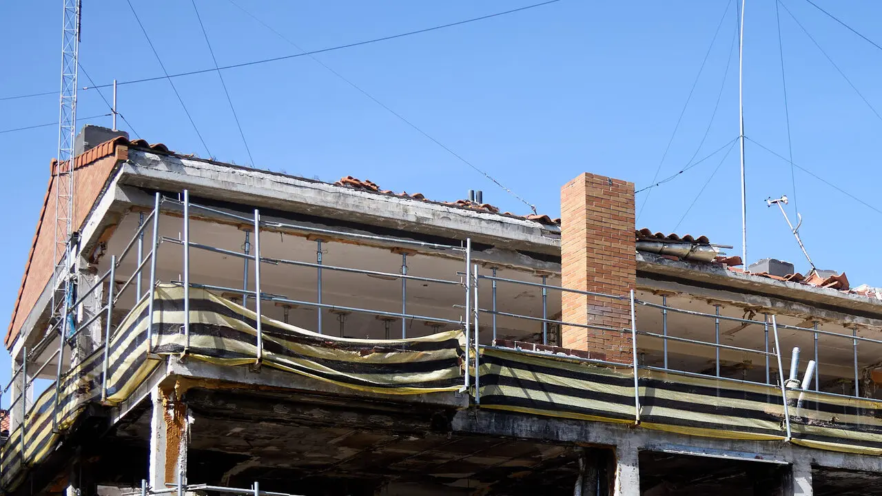 Edificio de viviendas en el Concejo de Zabalegui de No&aacute;in afectado por la explosi&oacute;n de gas ocurrida en enero de 2025. I&Ntilde;IGO ALZUGARAY