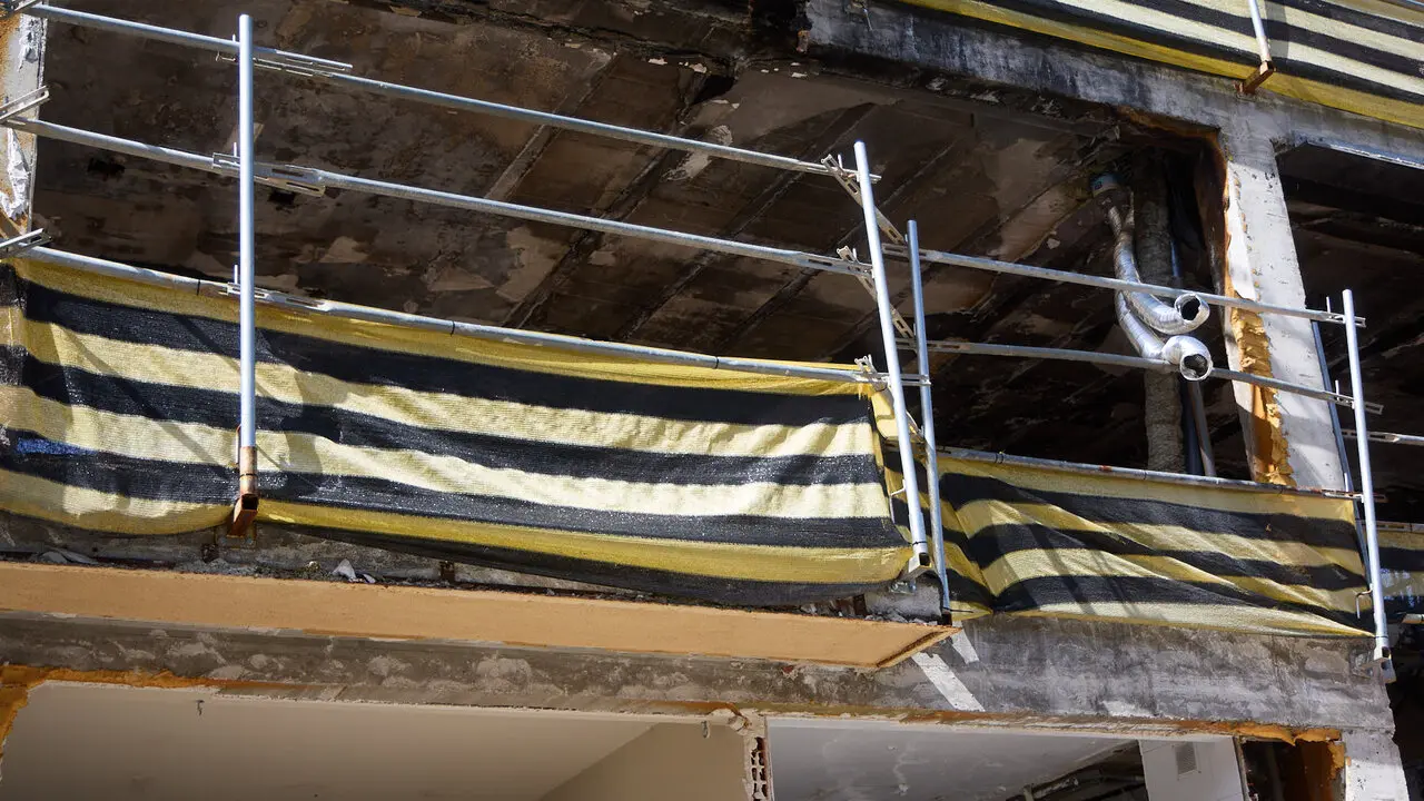 Edificio de viviendas en el Concejo de Zabalegui de No&aacute;in afectado por la explosi&oacute;n de gas ocurrida en enero de 2025. I&Ntilde;IGO ALZUGARAY