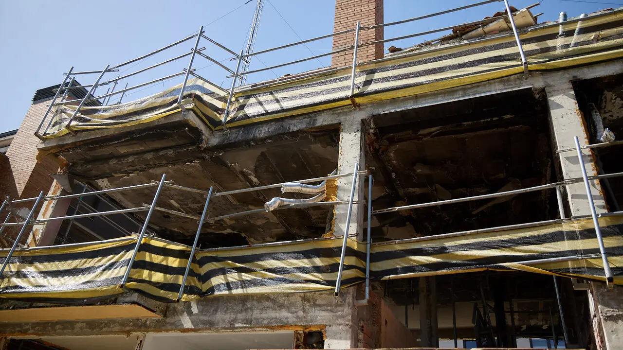 Edificio de viviendas en el Concejo de Zabalegui de No&aacute;in afectado por la explosi&oacute;n de gas ocurrida en enero de 2025. I&Ntilde;IGO ALZUGARAY