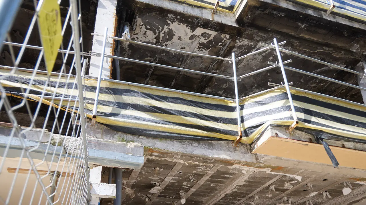 Edificio de viviendas en el Concejo de Zabalegui de No&aacute;in afectado por la explosi&oacute;n de gas ocurrida en enero de 2025. I&Ntilde;IGO ALZUGARAY