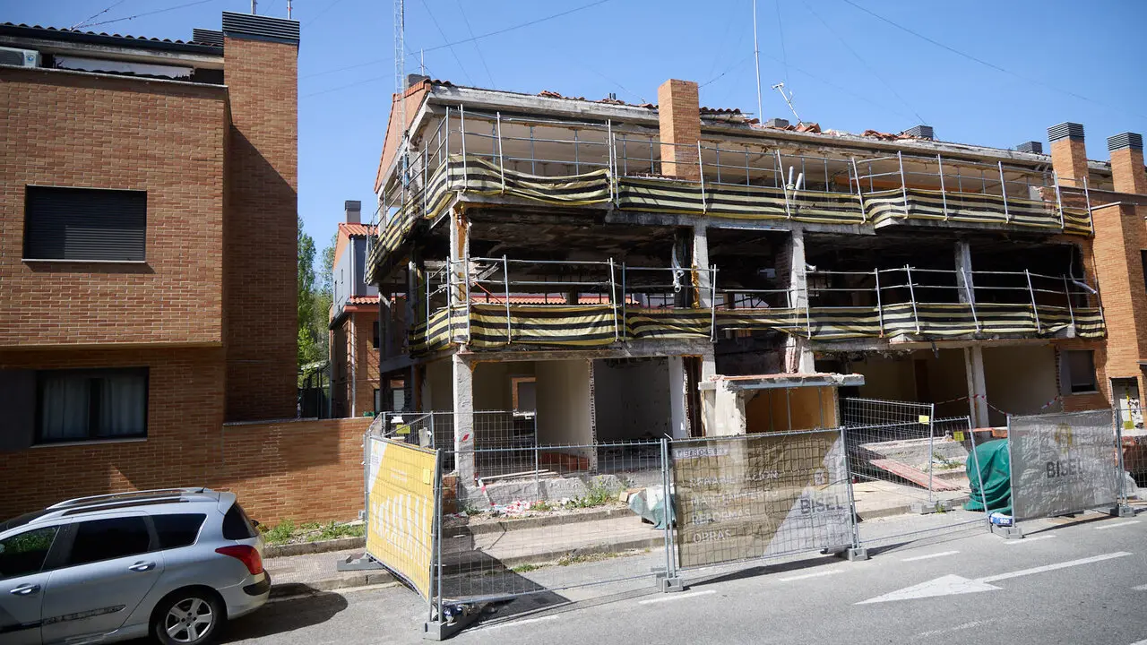 Edificio de viviendas en el Concejo de Zabalegui de No&aacute;in afectado por la explosi&oacute;n de gas ocurrida en enero de 2025. I&Ntilde;IGO ALZUGARAY
