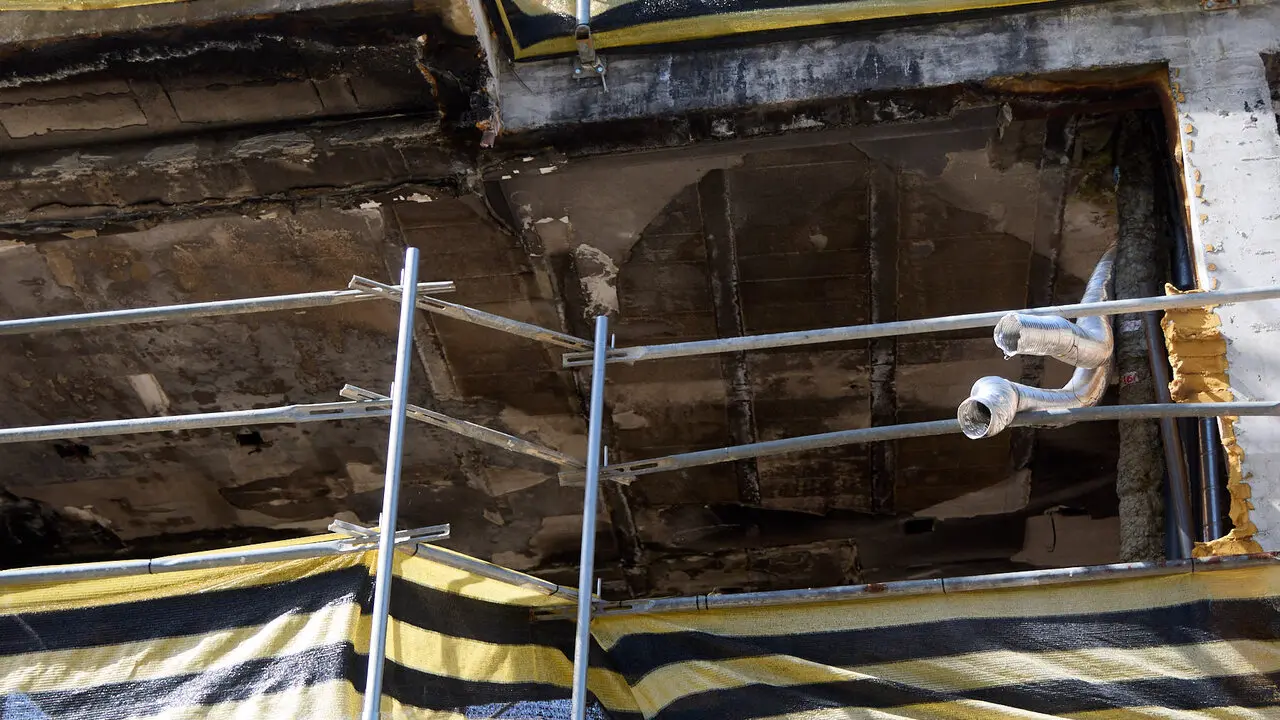 Edificio de viviendas en el Concejo de Zabalegui de No&aacute;in afectado por la explosi&oacute;n de gas ocurrida en enero de 2025. I&Ntilde;IGO ALZUGARAY