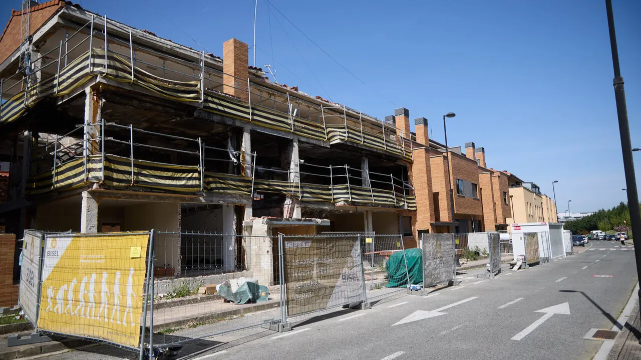 Edificio de viviendas en el Concejo de Zabalegui de No&aacute;in afectado por la explosi&oacute;n de gas ocurrida en enero de 2025. I&Ntilde;IGO ALZUGARAY