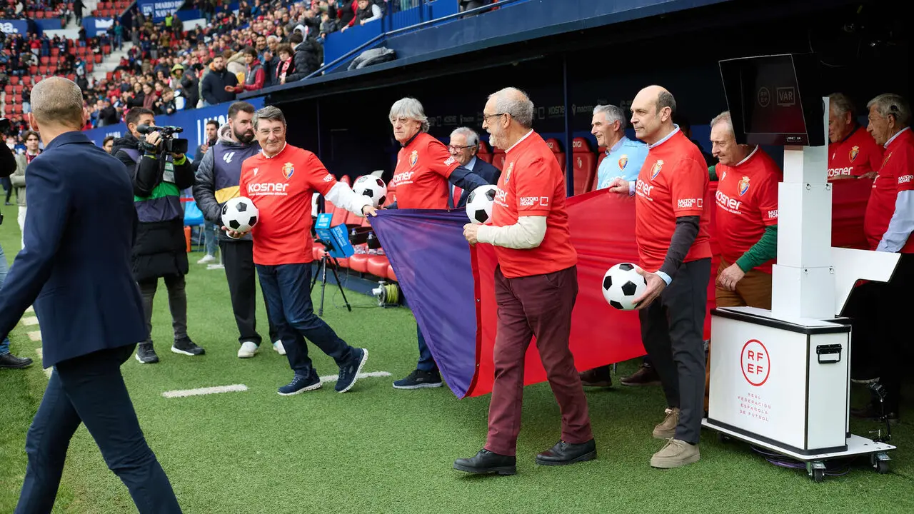 Homenaje a la plantilla de CA Osasuna que logr&oacute; el ascenso a Primera Divisi&oacute;n en 1980. I&Ntilde;IGO ALZUGARAY