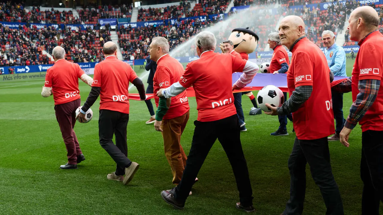 Homenaje a la plantilla de CA Osasuna que logr&oacute; el ascenso a Primera Divisi&oacute;n en 1980. I&Ntilde;IGO ALZUGARAY