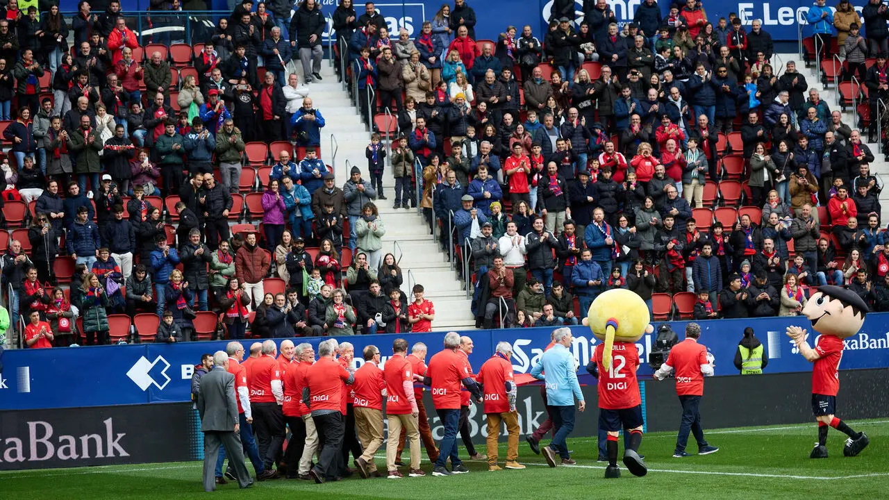 Homenaje a la plantilla de CA Osasuna que logr&oacute; el ascenso a Primera Divisi&oacute;n en 1980. I&Ntilde;IGO ALZUGARAY