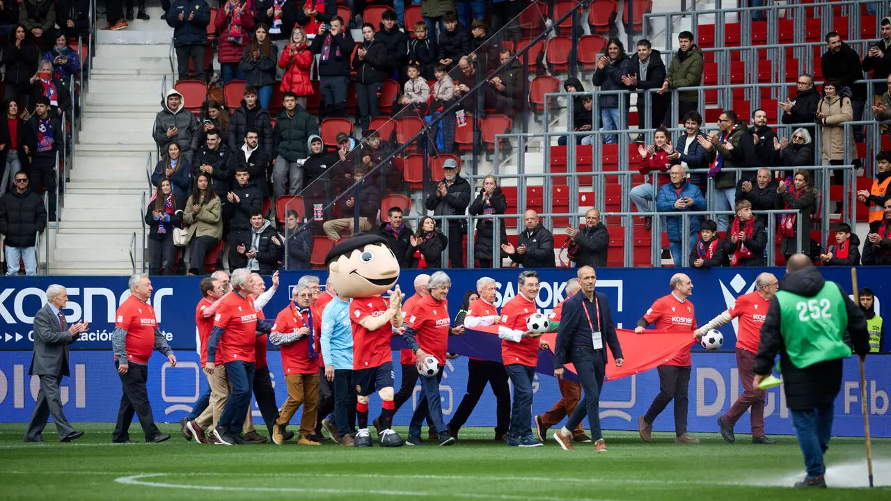Homenaje a la plantilla de CA Osasuna que logr&oacute; el ascenso a Primera Divisi&oacute;n en 1980. I&Ntilde;IGO ALZUGARAY