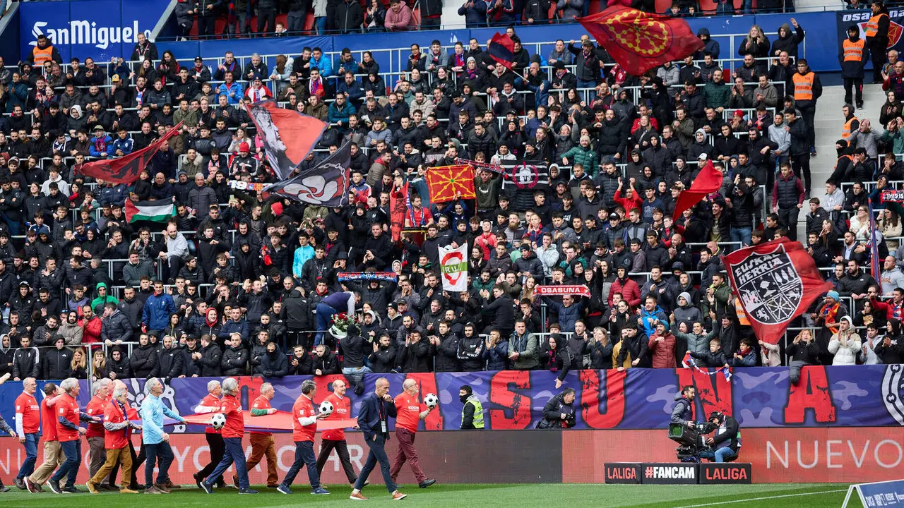 Homenaje a la plantilla de CA Osasuna que logr&oacute; el ascenso a Primera Divisi&oacute;n en 1980. I&Ntilde;IGO ALZUGARAY