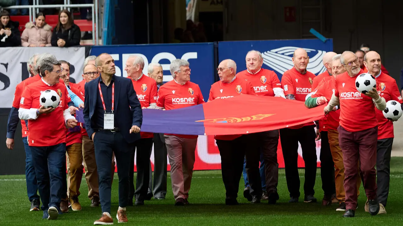 Homenaje a la plantilla de CA Osasuna que logr&oacute; el ascenso a Primera Divisi&oacute;n en 1980. I&Ntilde;IGO ALZUGARAY
