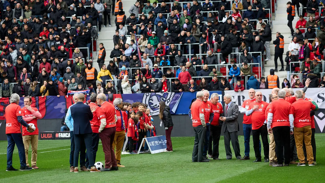 Homenaje a la plantilla de CA Osasuna que logr&oacute; el ascenso a Primera Divisi&oacute;n en 1980. I&Ntilde;IGO ALZUGARAY