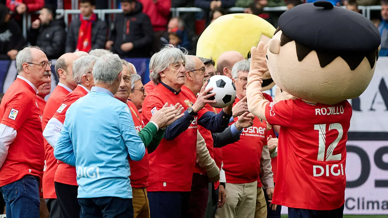 Homenaje a la plantilla de CA Osasuna que logr&oacute; el ascenso a Primera Divisi&oacute;n en 1980. I&Ntilde;IGO ALZUGARAY